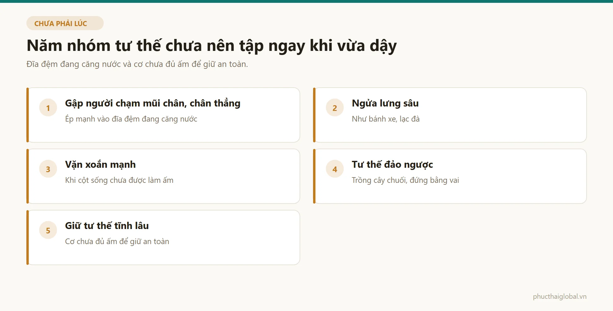 Năm nhóm tư thế nên tránh trong 30 phút đầu sau khi dậy: gập người chân thẳng, ngửa lưng sâu, vặn xoắn mạnh, tư thế đảo ngược và giữ tĩnh lâu