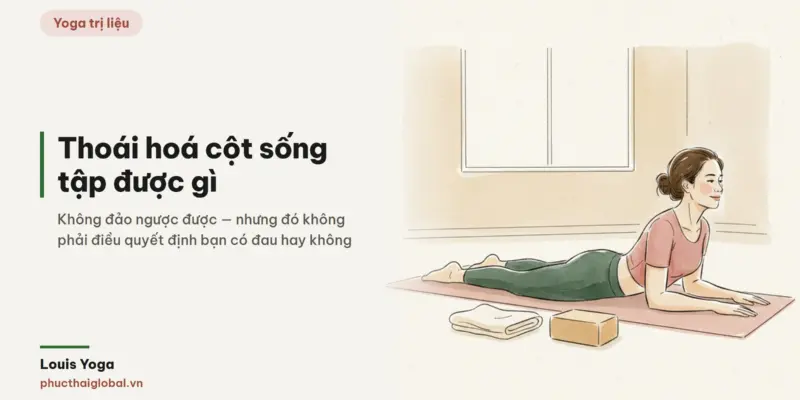 Ảnh bìa bài Yoga cho người thoái hoá cột sống — tranh màu nước: người nằm sấp trên thảm, chống cẳng tay, tư thế rắn hổ mang thấp